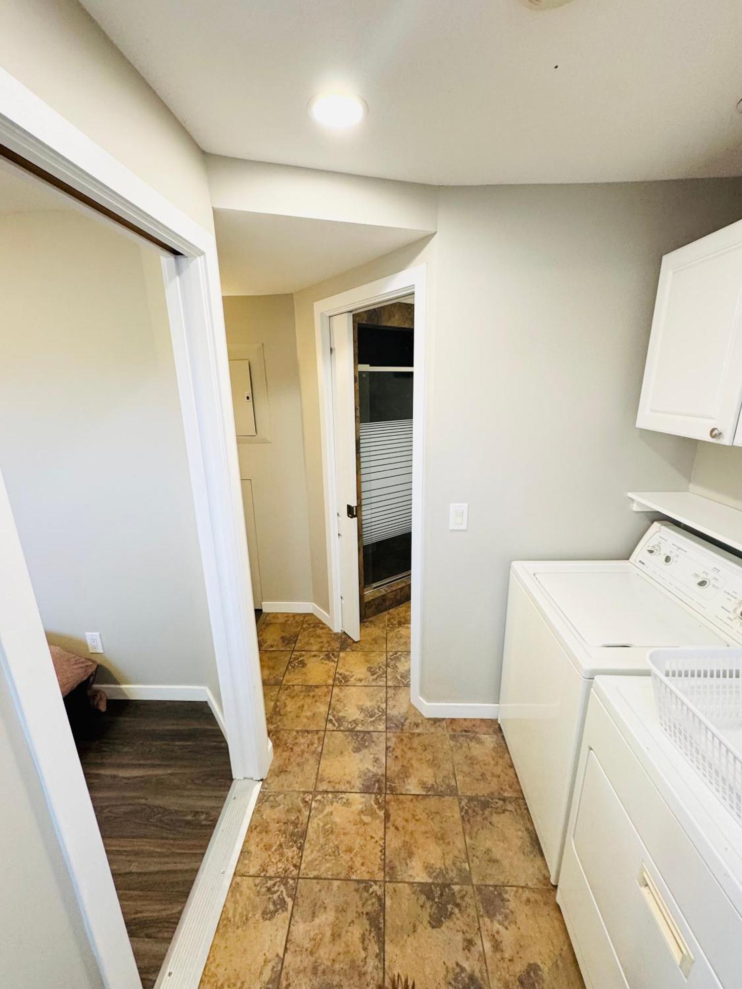 Sweet Lower Suite Kelowna Exterior photo