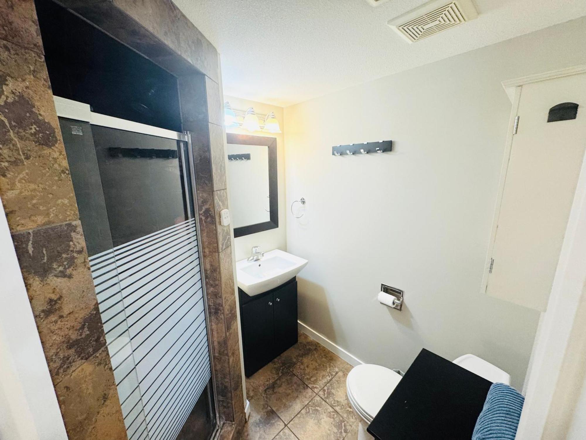 Sweet Lower Suite Kelowna Exterior photo